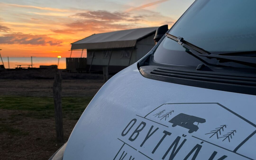 Kemp vs. spaní na divoko: co je lepší pro cestování obytňákem